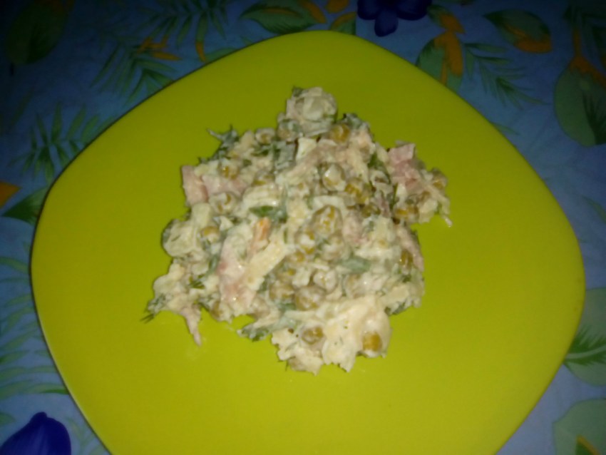 Салат из копчёной грудки курицы с шампиньонами