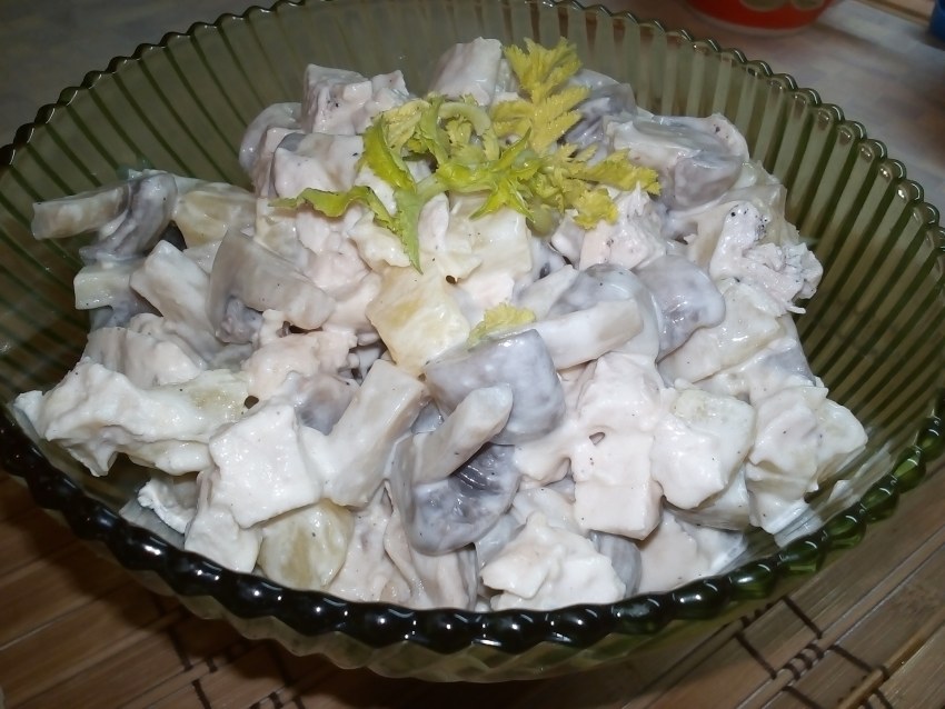 Салат Дубок с курицей и грибами