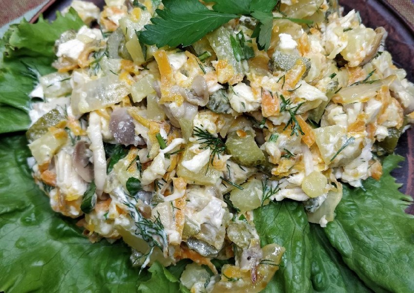 Салат куриный с грибами