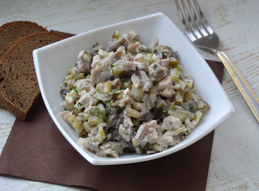 Теплый салат с говядиной и грибами