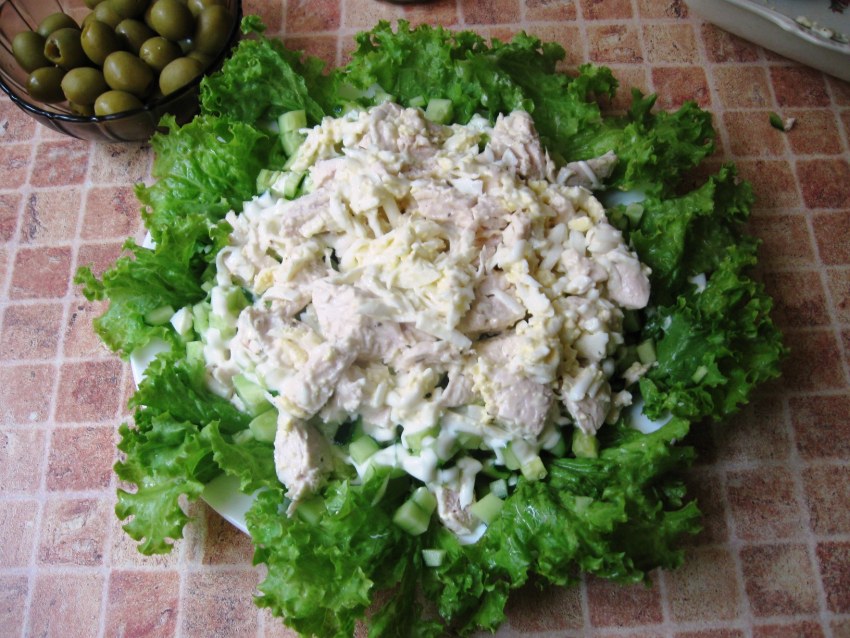 Тёплый салат с баклажанами и курицей