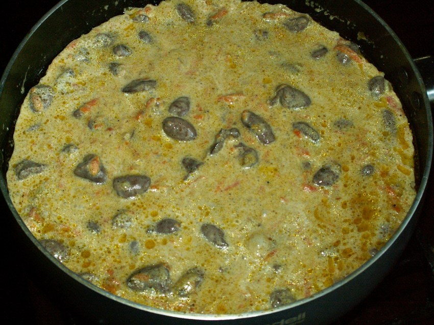 Куриные сердечки в сметанном соусе