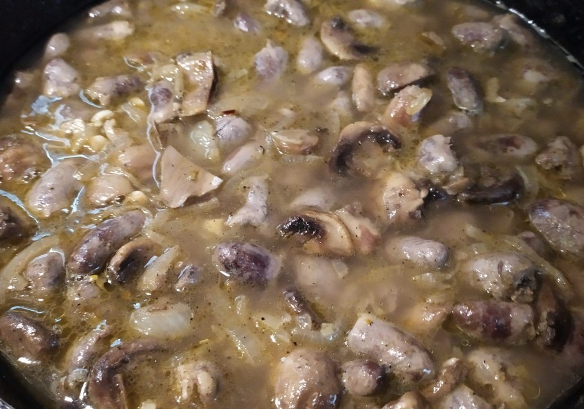 Тушёные сердечки куриные с подливкой