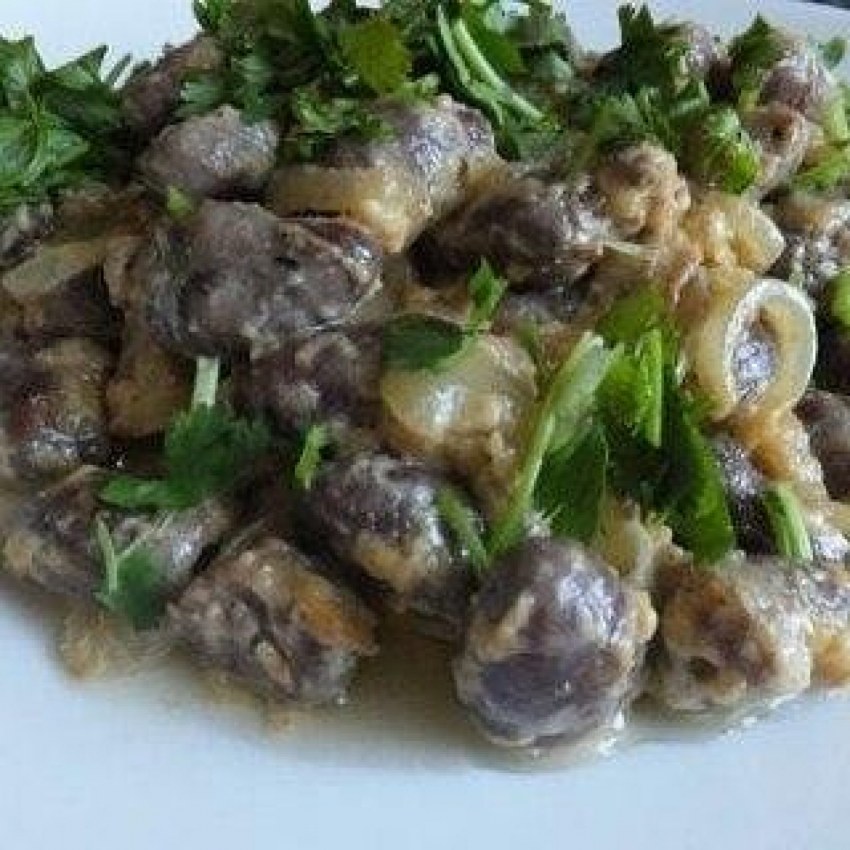Куриные сердечки тушеные в сметане