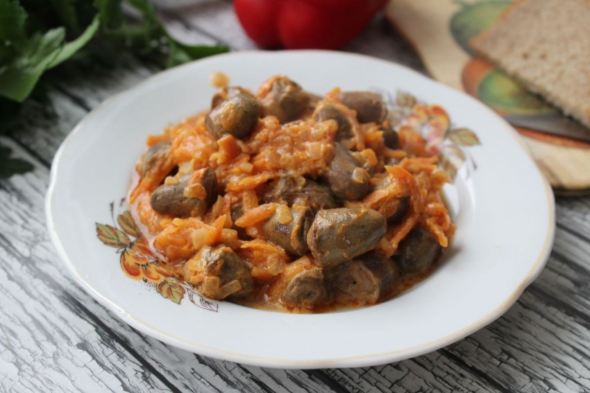Куриные сердечки в сметанном