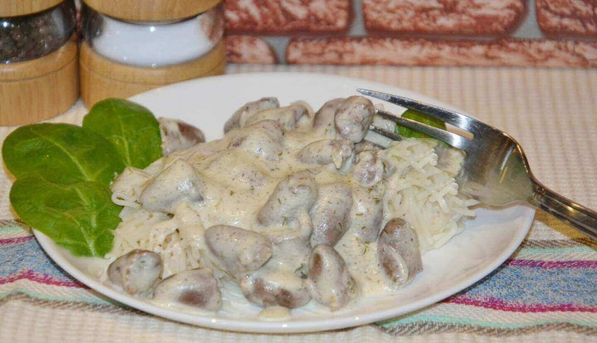 Куриные сердечки в сметане