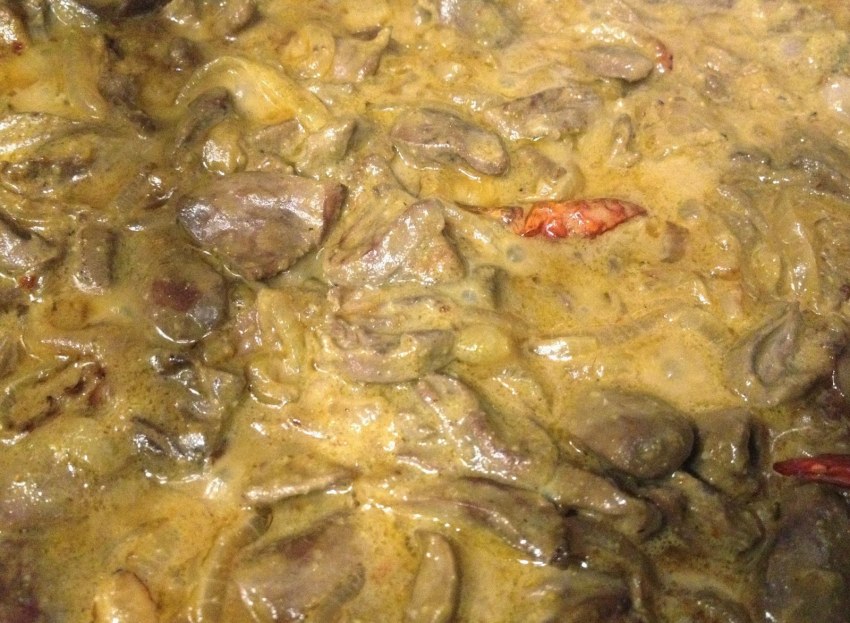 Куриные сердечки с грибами в сливочном соусе