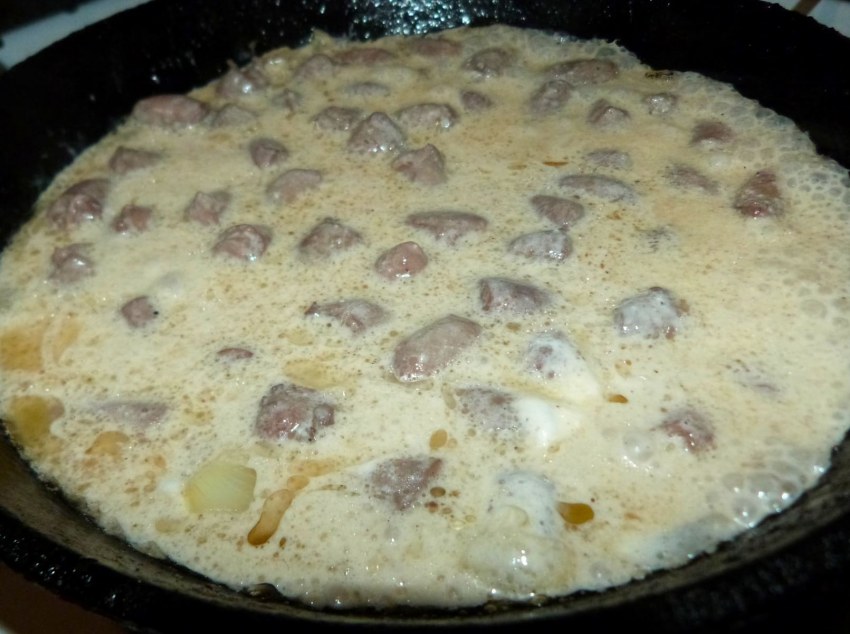 Куриные сердечки в сметане