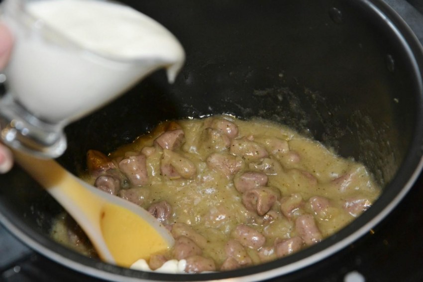 Куриные сердечки в сливках