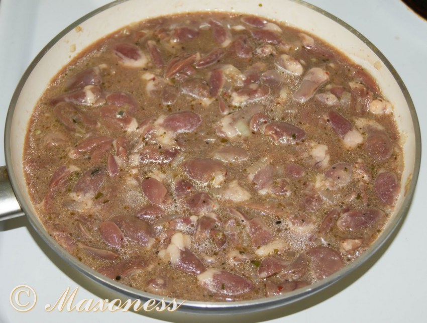 Куриные сердечки в сливках на сковороде