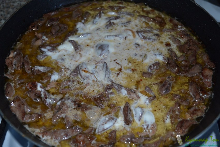 Куриные потрошка в сметанном соусе