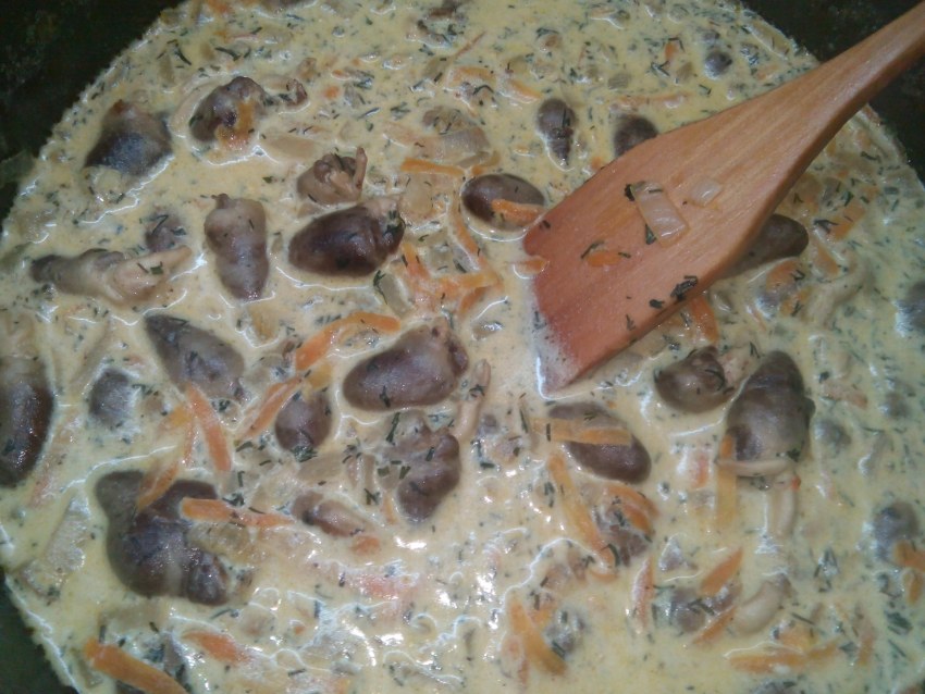 Куриные потрошки в сметанном соусе