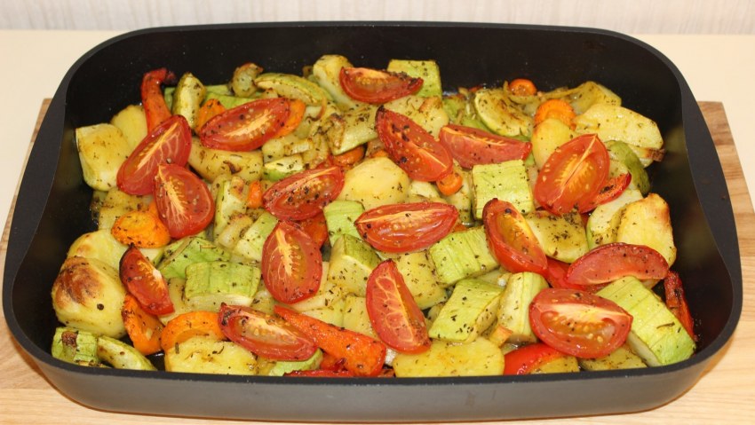Картофель с овощами в духовке