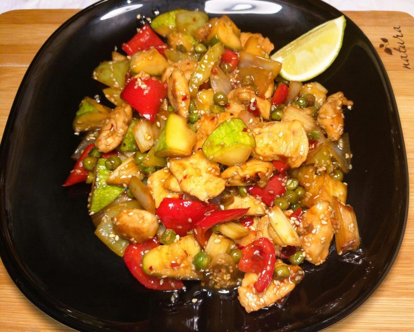 Курица по-тайски с овощами