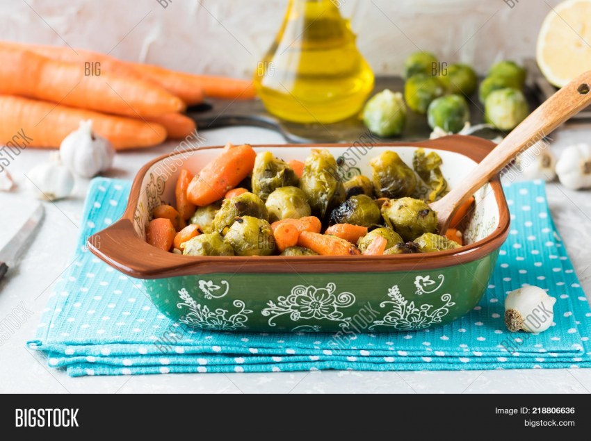 Телятина с капустой брюссельской и яблоком