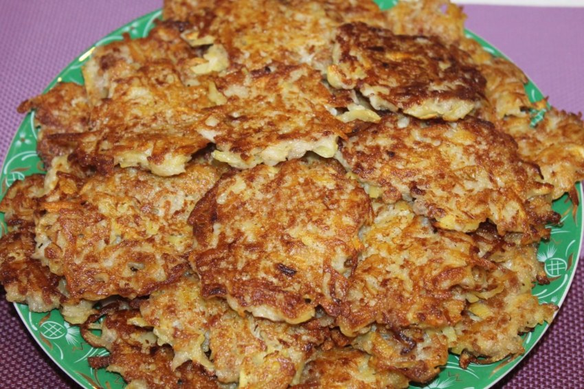 Драники на белом фоне