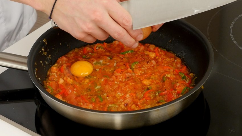 Турецкая яичница с помидорами и луком
