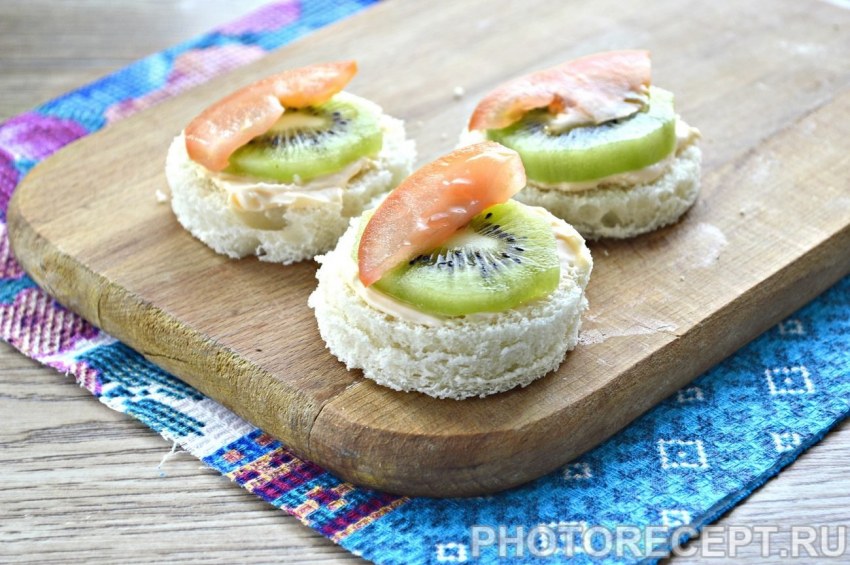 Бутерброды с киви и чесноком и сыром