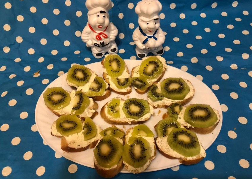Бутерброды с ветчиной и киви