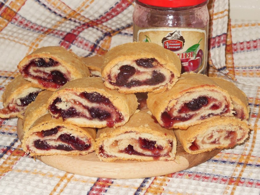 Клубничный пирог плетеный