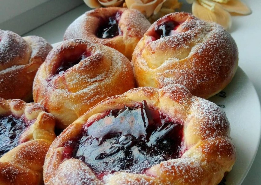 Плюшка с клубникой