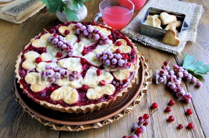 Торт с клубникой и вишней