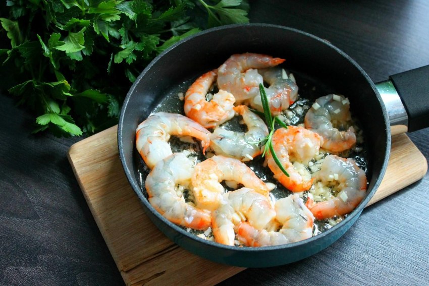 Жульен с курицей и грибами в ресторане