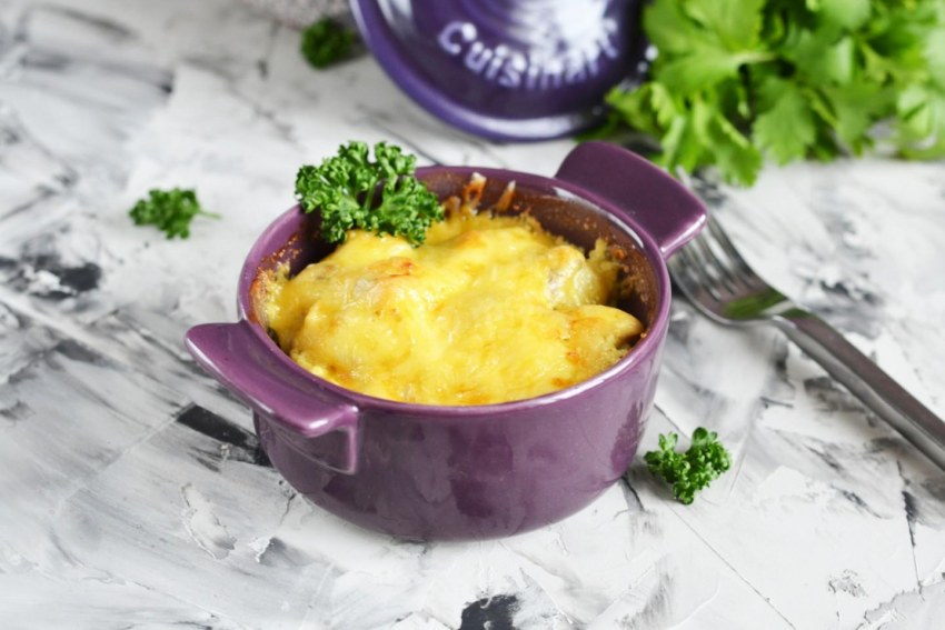 Кальмары, запеченные под луковым соусом