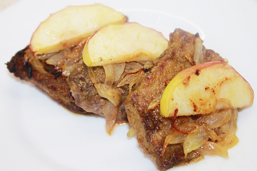Печень с яблоками