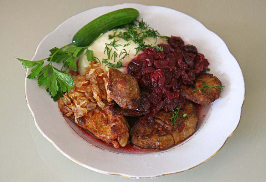 Печень с яблоками и луком