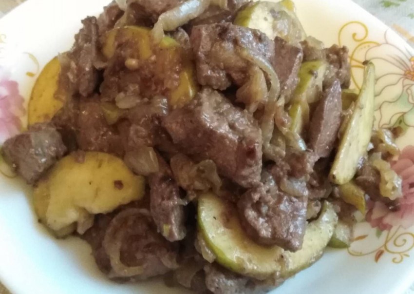 Печень по берлински с яблоками и луком
