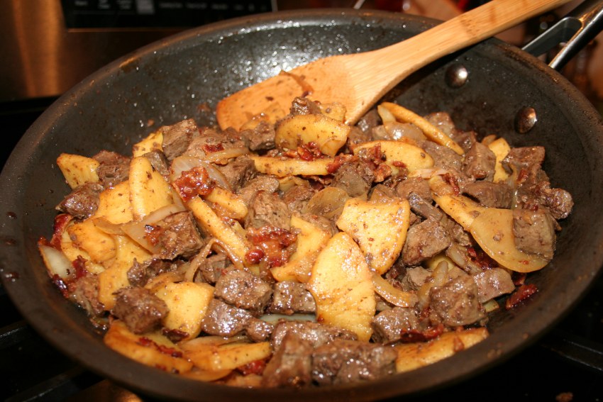 Куриная печень с яблоками в духовке