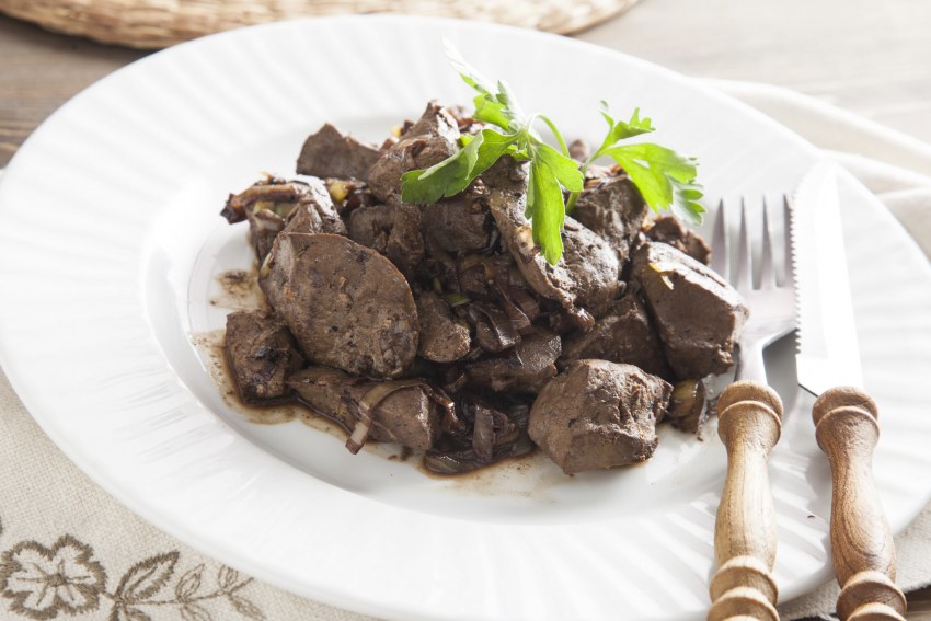 Куриная печень в луке