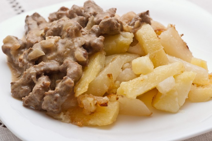 Печень с яблоками и луком