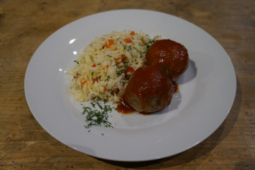 Тефтельки с подливкой и рисом
