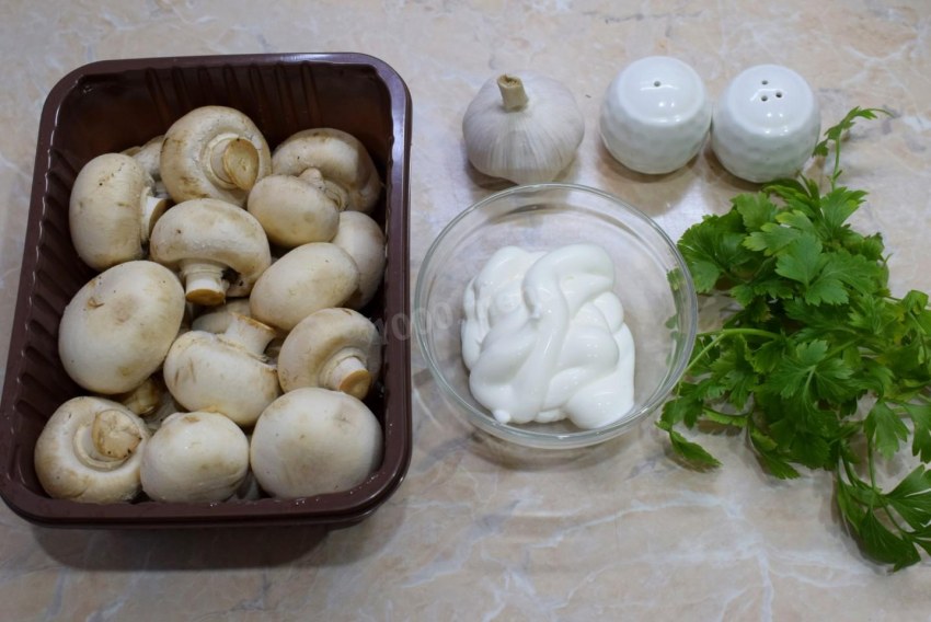 Фаршированные шампиньоны в духовке с сыром