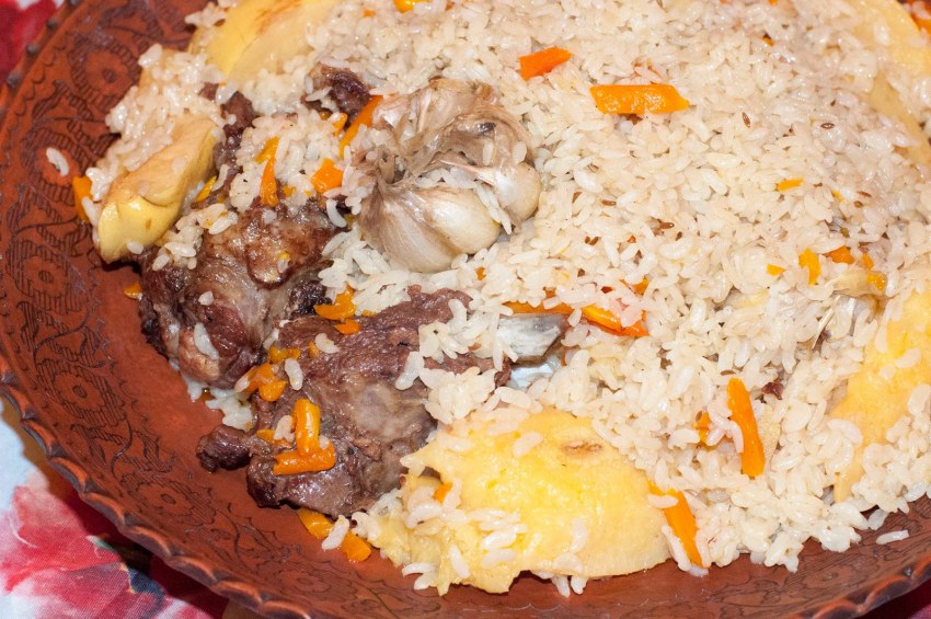 Рис с индейкой и овощами на сковороде