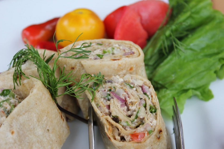Рулет из лаваша с крабовыми палочками и сыром