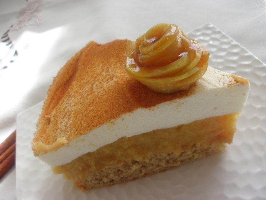Пирог с цельными яблоками