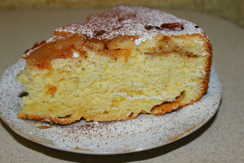 Бисквит с яблоками