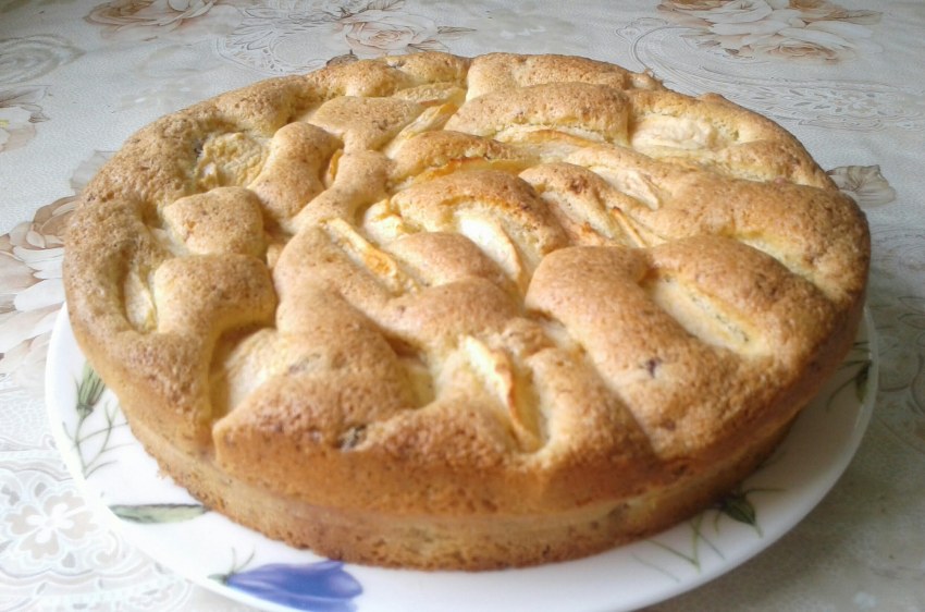 Яблочная шарлотка