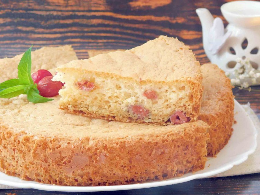 Бисквит с яблоками