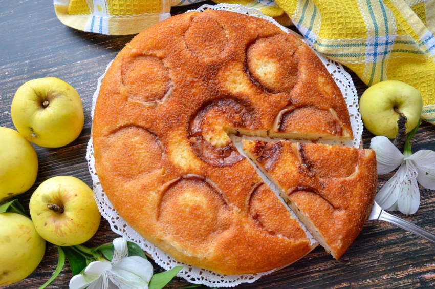 Шарлотка с яблоками в мультиварке
