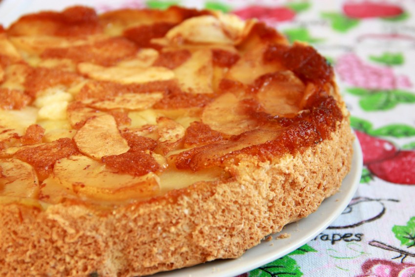 Пирог с яблоками и орехами