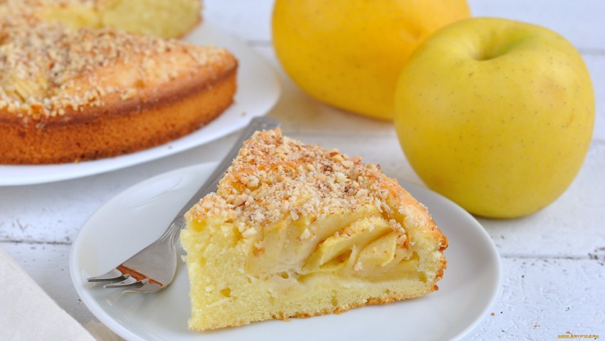 Пирог с яблоками и орехами