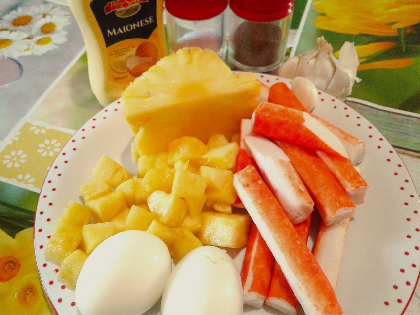 Салат с крабовыми палочками и красным луком