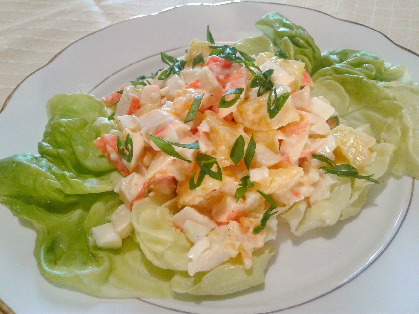 Салат с крабовыми палочками и ананасом