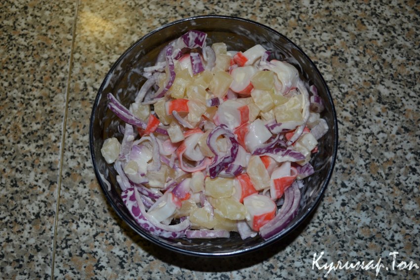 Салат с крабовыми палочками и ананасом и сыром