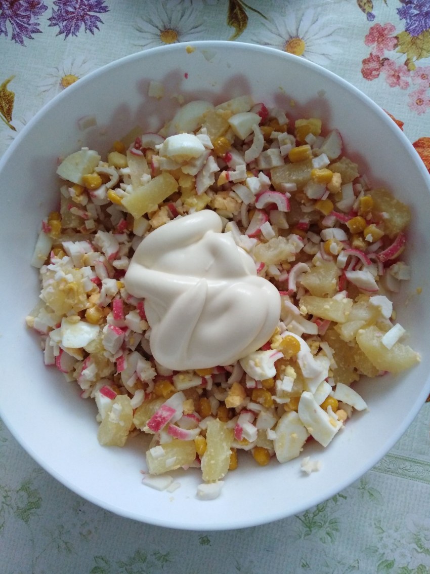 Салат крабовые палочки ананас сыр