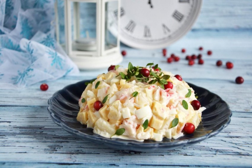 Салат с ананасом и крабовыми палочками и кукурузой и яйцом